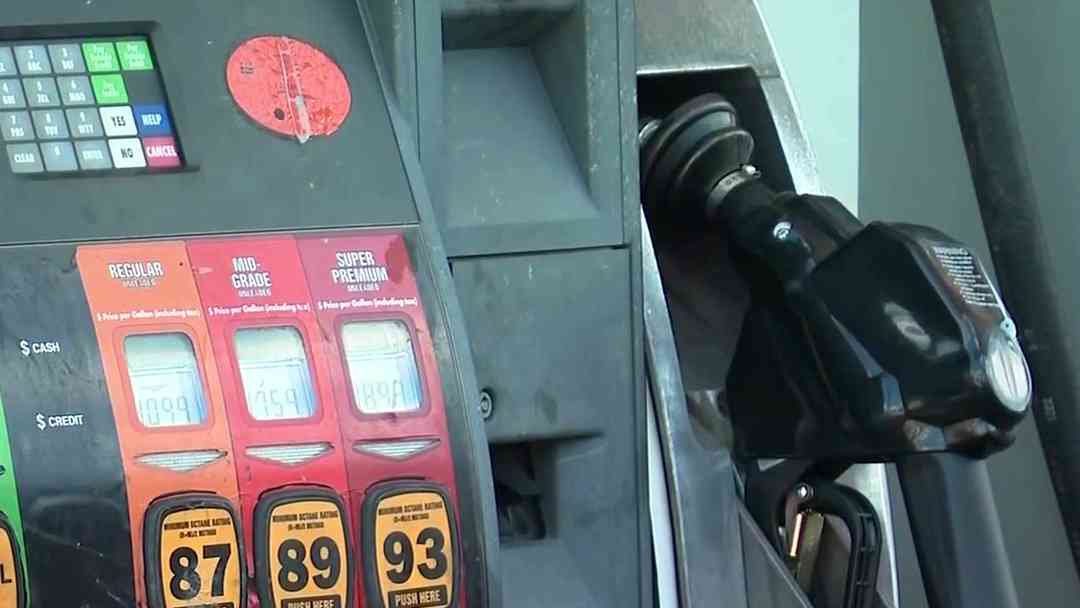 Guerra en Medio Oriente sube el precio de la gasolina y el galón supera los 5 dólares en California | ViX