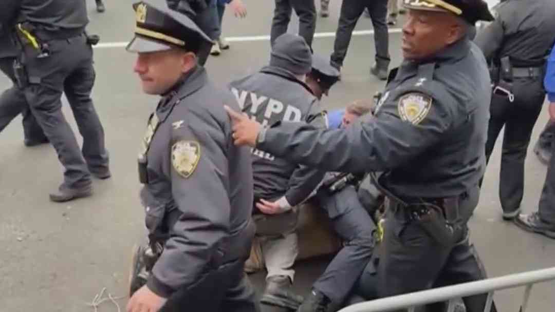 Investigan como acto de terrorismo el lanzamiento de artefactos explosivos frente a casa de Zohran Mamdani | ViX