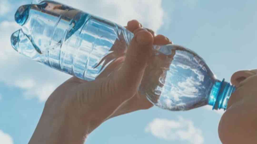 ¿Beber demasiada agua o poca es peligroso? Médico explica cómo evitar problemas por hidratación | ViX