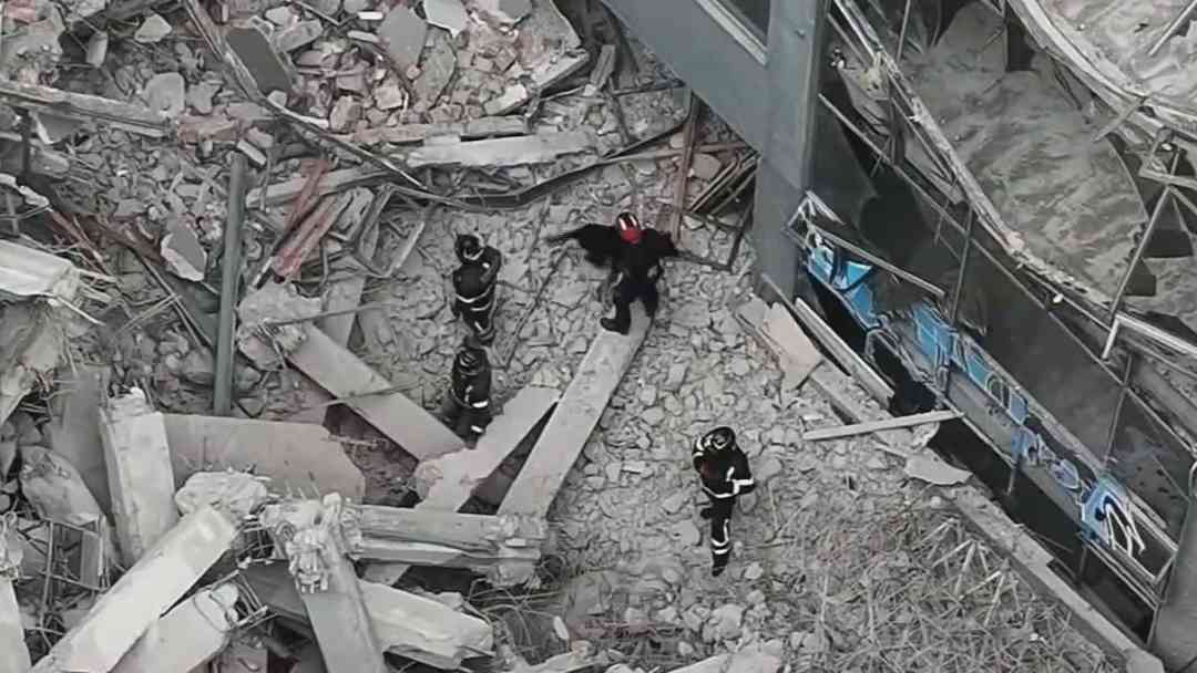 Equipos de rescate hallan sin vida a un trabajador de la construcción tras derrumbe en CDMX, México | ViX