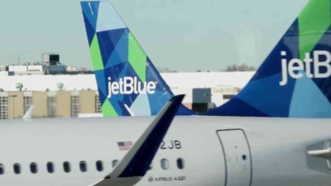 JetBlue retoma actividades después de solucionar una falla en su sistema que paralizó sus vuelos | ViX