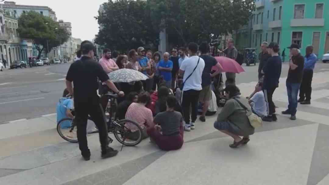 Donald Trump propone una "toma amistosa" y exige un acuerdo con Cuba ante su crisis humanitaria | ViX