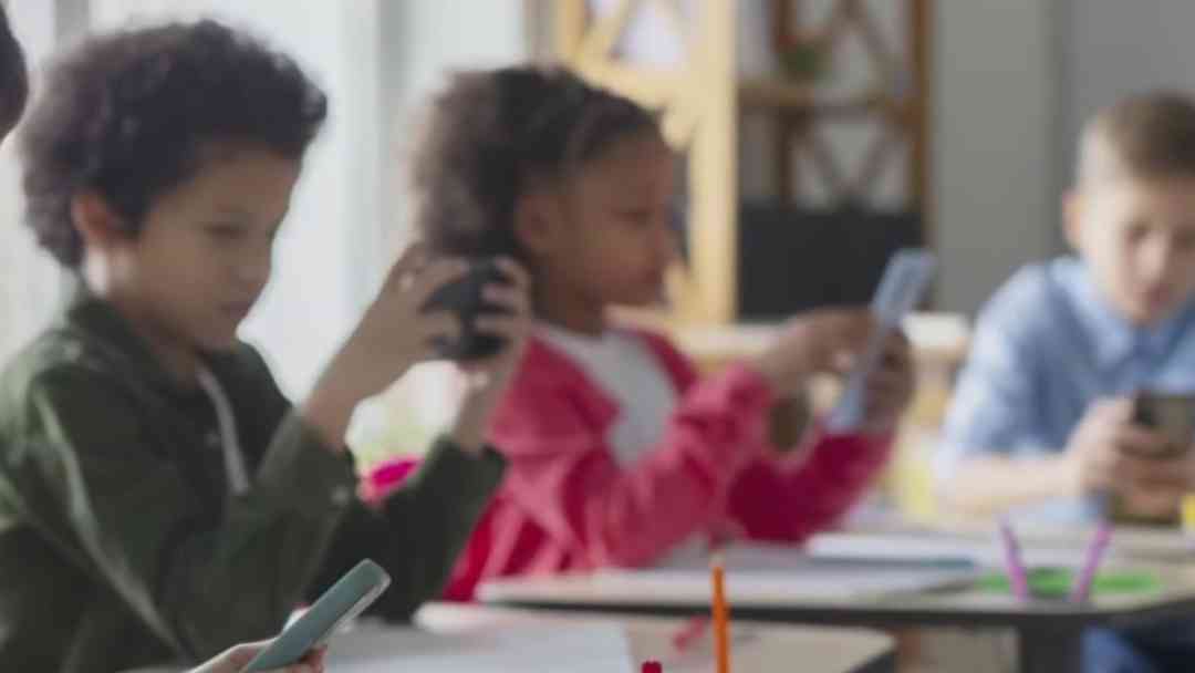 ¿Cuántas veces usan los estudiantes de secundaria el celular? ¿Afecta su aprendizaje? | ViX