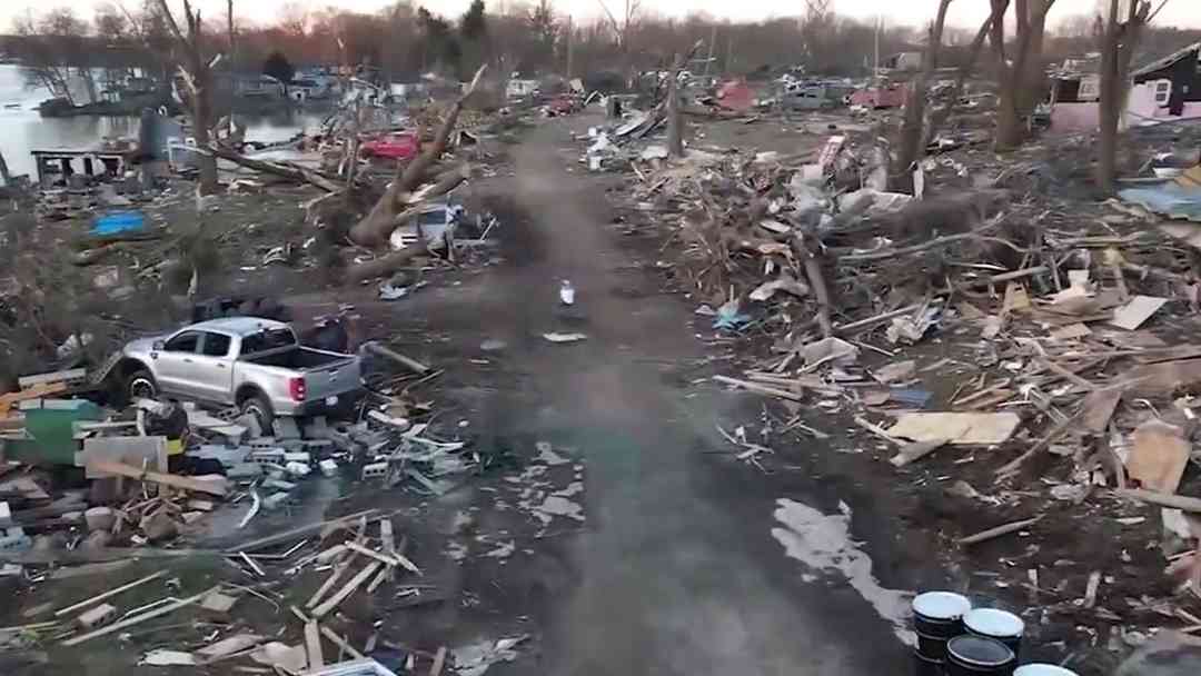 Imágenes aéreas muestran la destrucción tras potente tornado en Michigan | ViX