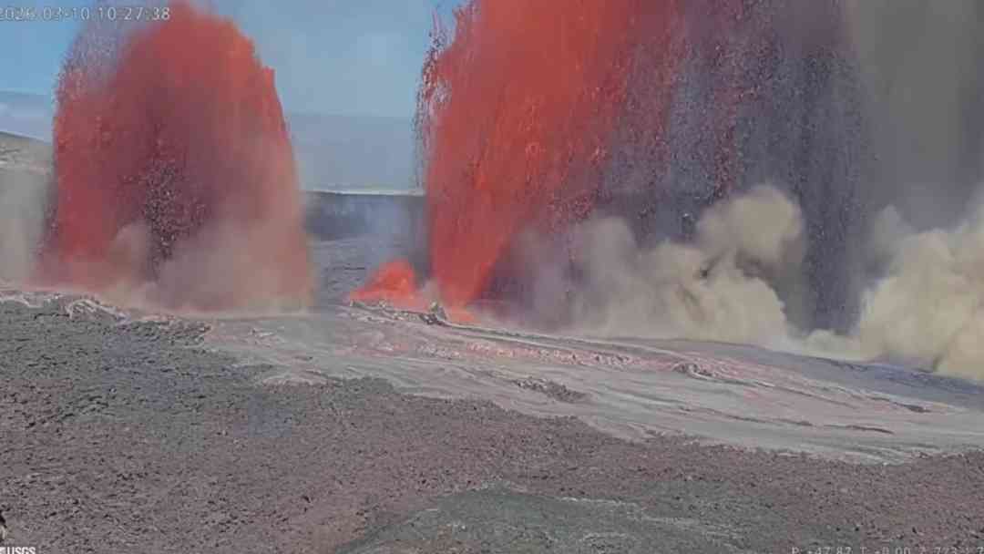 Entra en erupción el volcán Kilauea, lanza columnas de lava de mil pies de altura | ViX
