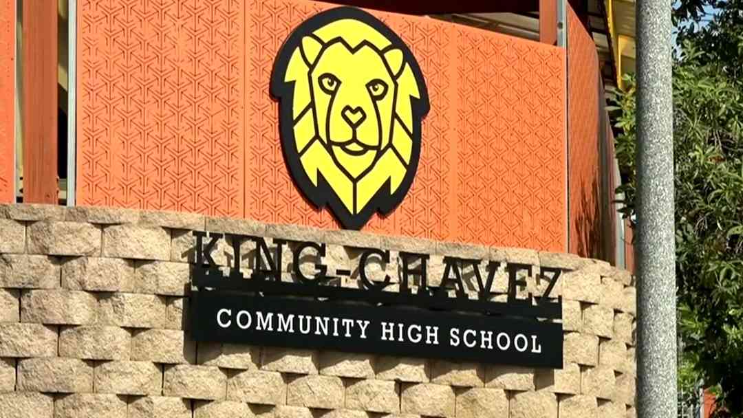 Activista huye de agentes de ICE y se refugia en una secundaria de California durante operativo | ViX