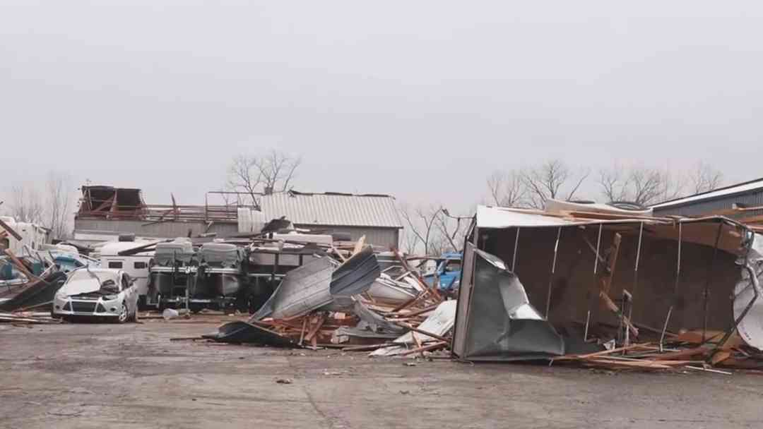 Tornados azotan el Condado de Kankakee y dejan víctimas mortales en Illinois e Indiana | ViX