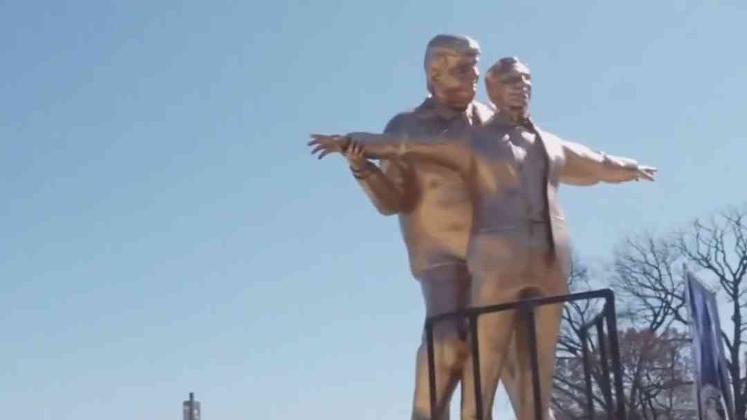 Polémica en Washington por estatua de Donald Trump y Jeffrey Epstein inspirada en el Titanic | ViX