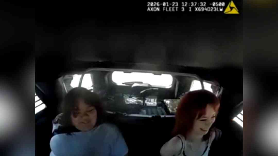 “¿Intentas verte bien para la foto policial?”: Adolescentes se burlan de su arresto; las acusan de intento de homicidio | ViX