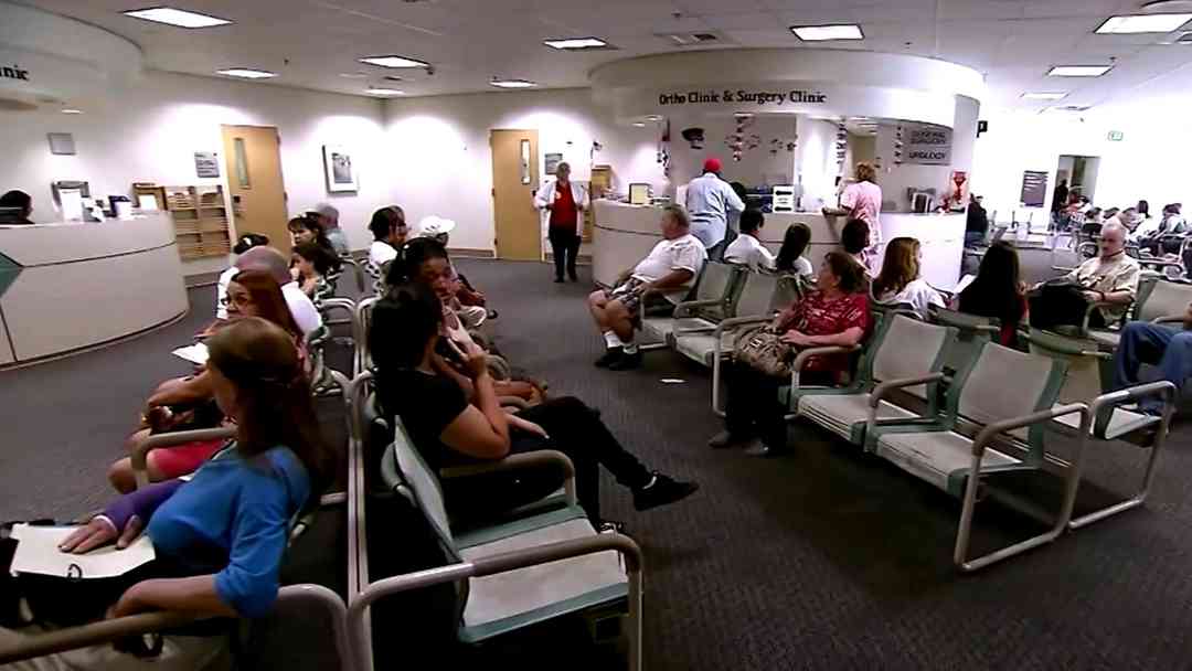 ¿Comer o recibir atención médica? Estadounidenses sacrifican gastos diarios para cubrir costos de salud | ViX