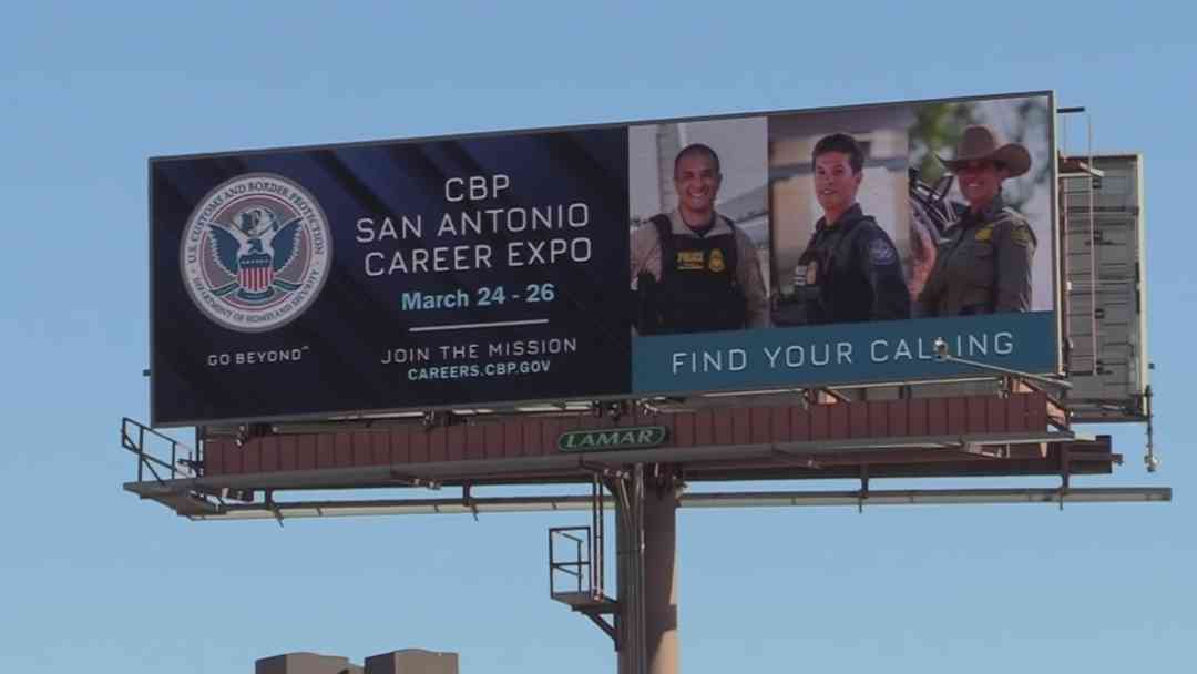 Polémico cartel contra ICE en autopista de San Antonio denuncia desperdicio de impuestos | ViX