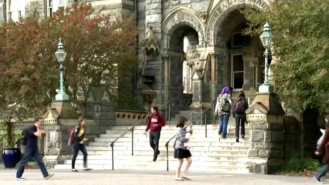 ¿Universidades deben entregar datos sensibles de los estudiantes? De esto va una nueva demanda contra gobierno de Trump | ViX