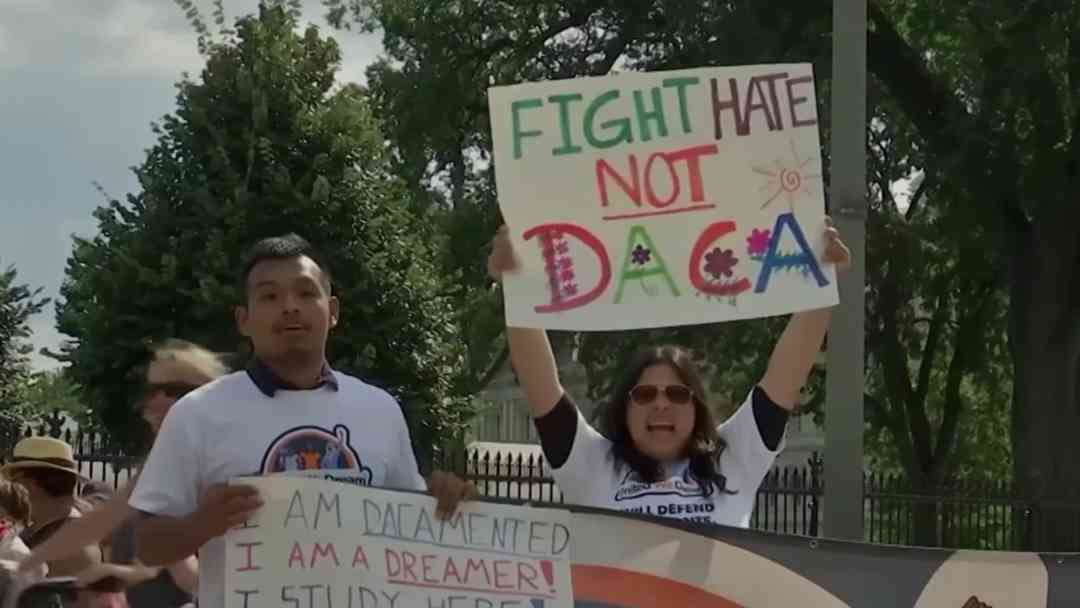 Beneficiarios de DACA denuncian demoras en renovaciones y temen deportación | ViX