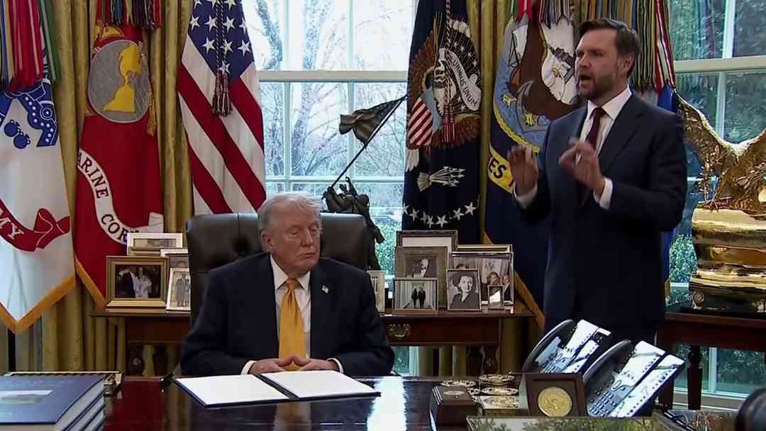 Donald Trump, en compañía de J.D. Vance, anuncia firma de orden ejecutiva contra el fraude | ViX