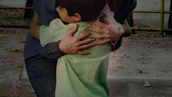 El abrazo observado