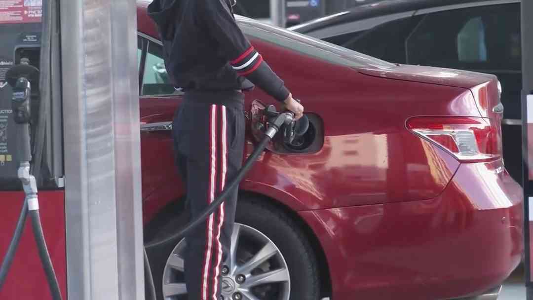 Noticias de negocios en 1 minuto: Precios de la gasolina alcanzan un nuevo pico | ViX