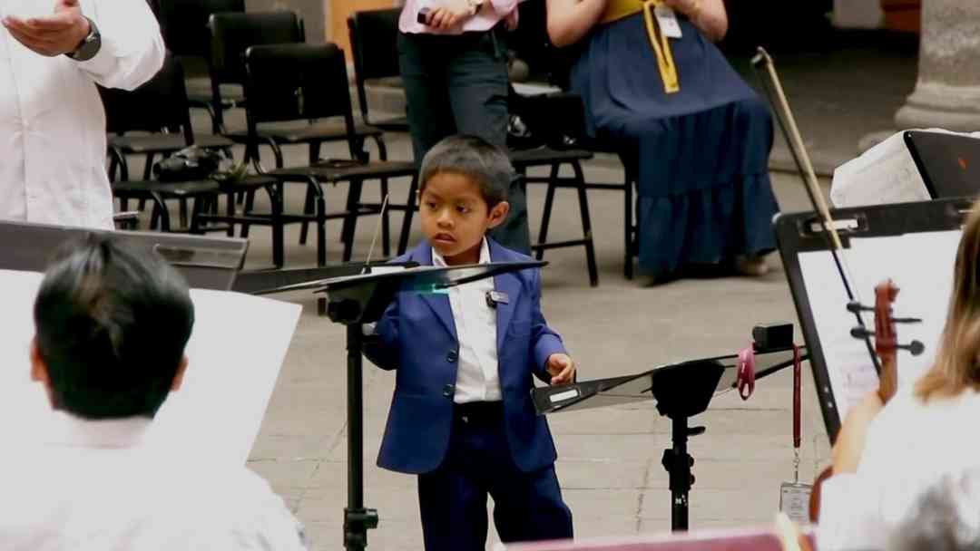 Niño prodigio de Puebla sorprende con talento musical y sueña con dirigir orquesta | ViX