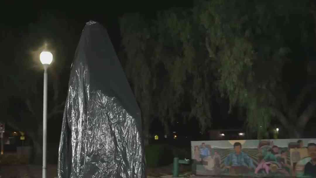 Cubren estatuas de César Chávez y exigen justicia para sus víctimas de abuso sexual | ViX