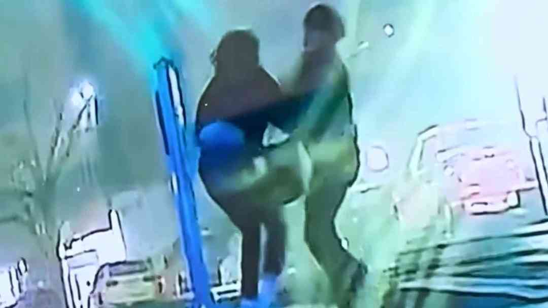 "Mami, me acuchillaron": Madre relata el dramático ataque contra su hija en Queens | ViX