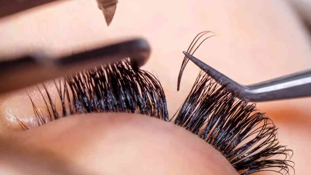 Reto viral pestañas: Oftalmólo advierte sobre el peligro de infecciones graves en los ojos | ViX