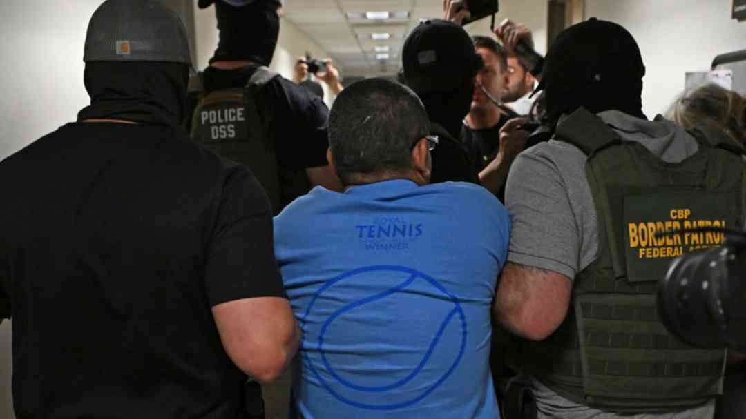 “Hay opciones legales”: abogado cuestiona programa de autodeportación | ViX