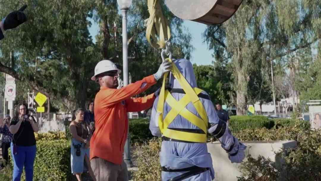 Retiran estatuas de César Chávez en varias ciudad tras denuncias de presunto abuso sexual | ViX