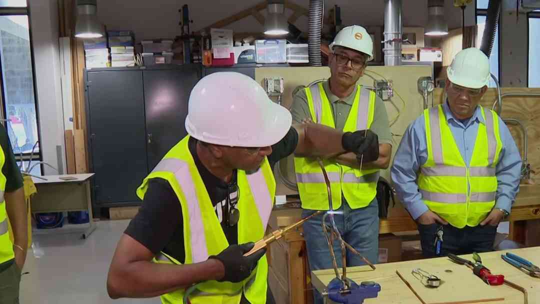 IA reduce empleos y dispara demanda de oficios como plomería y electricidad | ViX