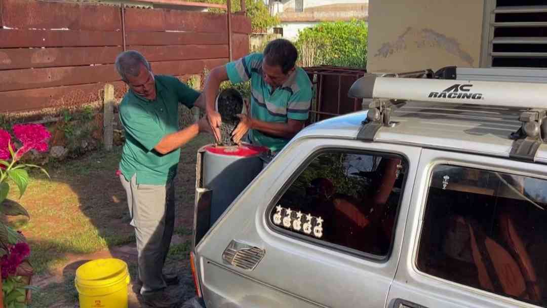 Son la sensación: Mecánico adapta su carro para no depender de la gasolina en plena crisis energética en Cuba | ViX