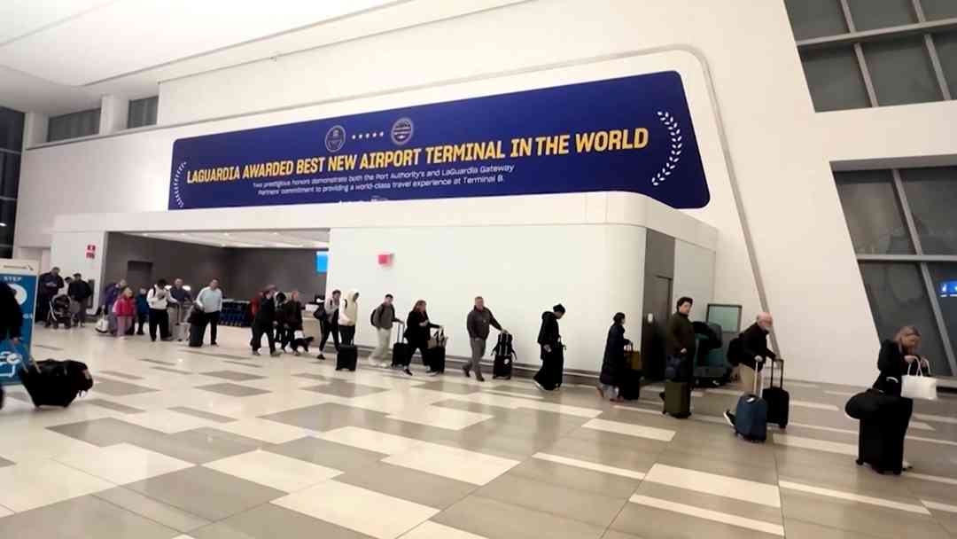 Caos en aeropuertos: Pasajeros llegan horas antes para pasar controles de seguridad, y aún así pierden vuelos | ViX