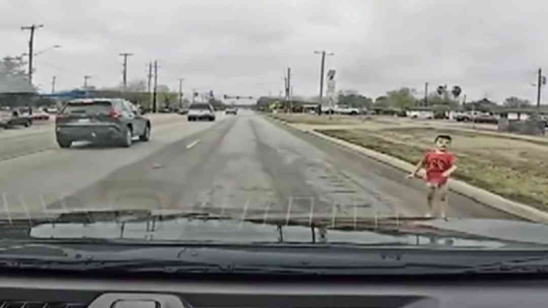 Conductora salva a niño que caminaba solo por autopista en San Antonio, Texas | ViX