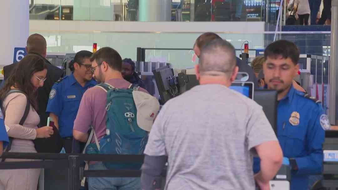 ICE llegará a aeropuertos de EEUU ante falta de personal en la TSA este lunes | ViX