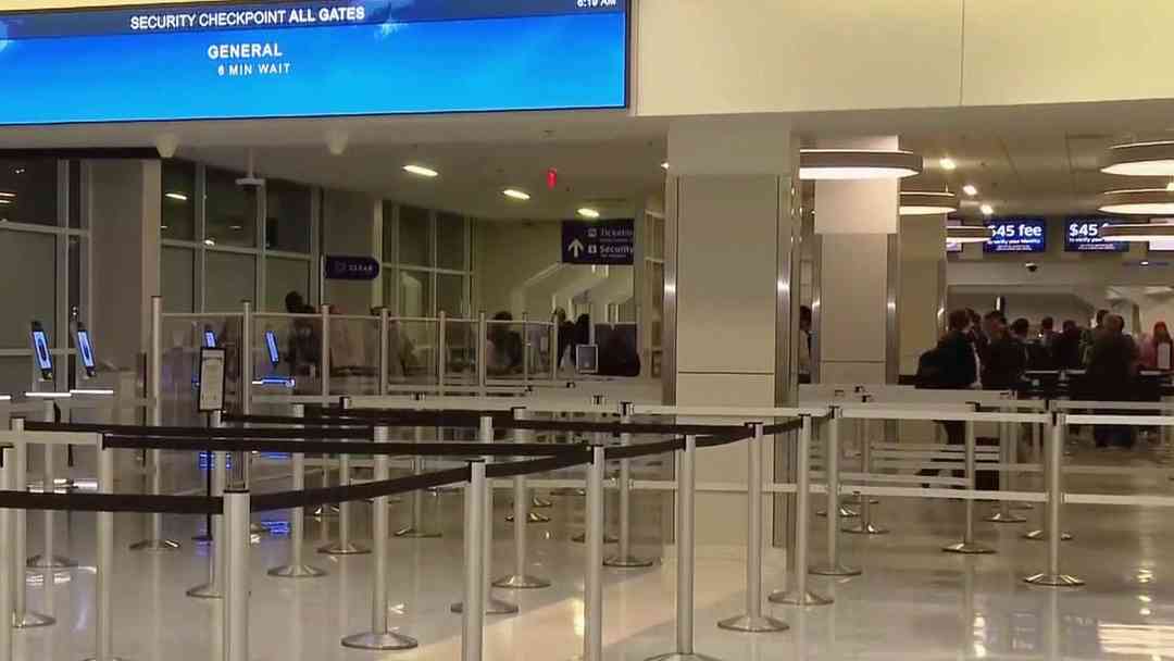 Operaciones en el aeropuerto Dallas-Fort Worth fluyen con normalidad y sin agentes de ICE | ViX