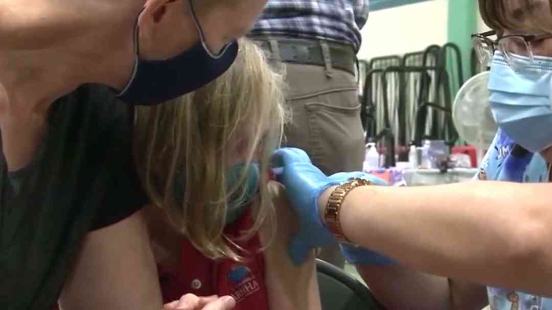 Padres evitan vacunas de Hepatitis B y vitamina K, pediatra alerta de los riesgos para los niños | ViX