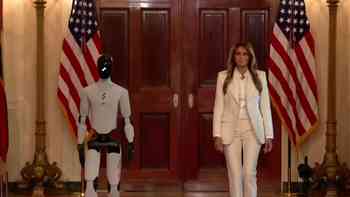 VIDEO: Así fue como un robot acompañó a Melania Trump durante un evento en la Casa Blanca