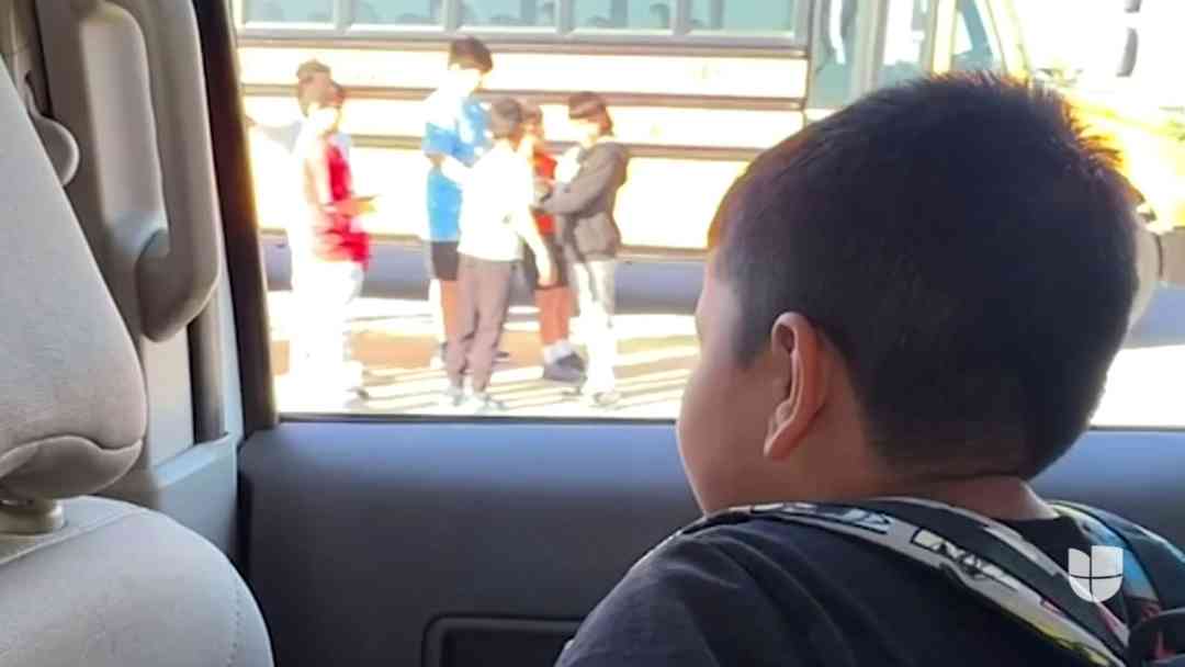 Emotivo reeencuentro: Niño que estuvo detenido en Dilley regresa a la escuela para ir a concurso de Spelling Bee | ViX