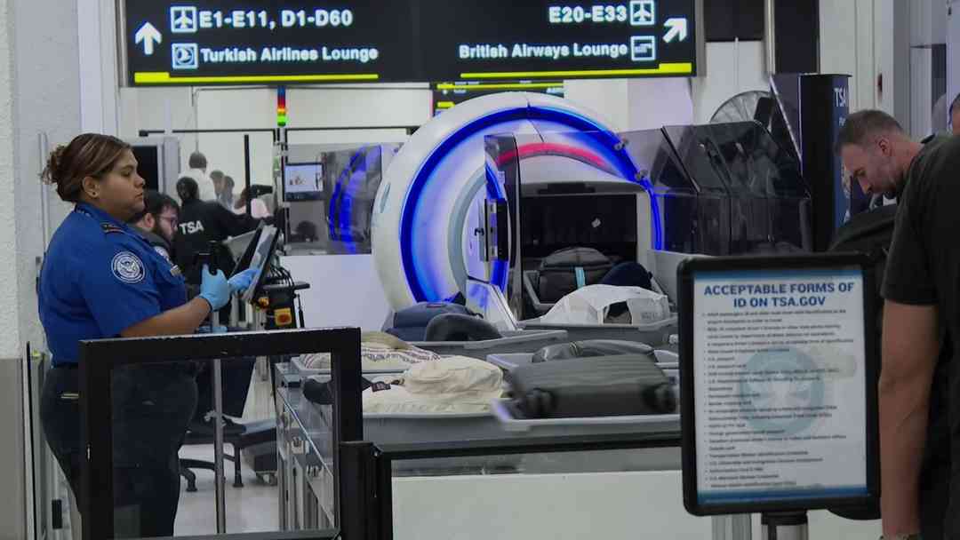 Agentes de TSA regresan a aeropuertos con pago retroactivo tras orden de Trump | ViX