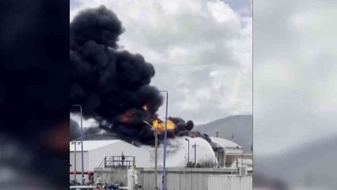 Misil impacta refinería de petróleo en Israel y provoca un incendio a gran escala | ViX