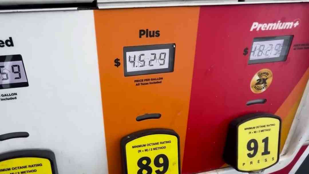 Vacaciones, comercio ambulante y gasolina: El impacto diario del alza del combustible | ViX