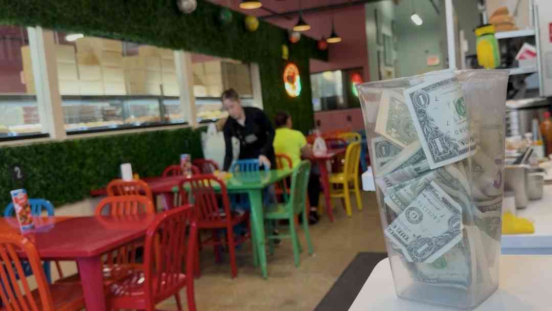 Nuevo salario mínimo en Chicago genera debate entre restaurantes y trabajadores | ViX