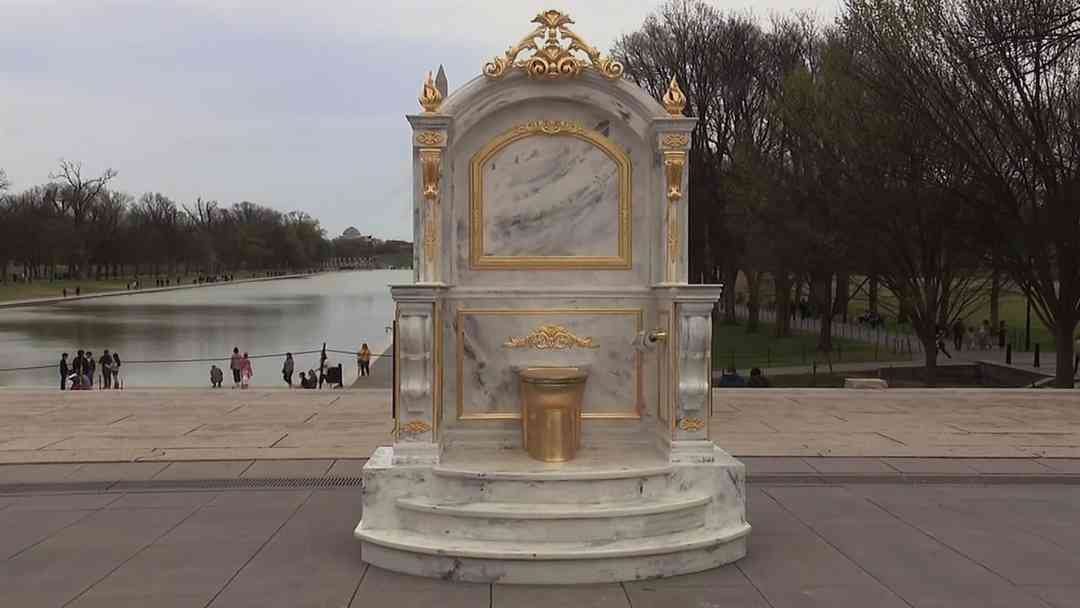 Artistas instalan trono dorado frente al Lincoln Memorial | ViX
