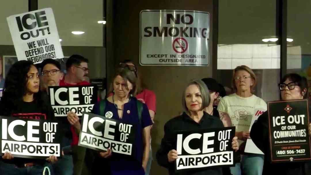 Manifestantes exigen la salida de ICE del aeropuerto Sky Harbor en Phoenix | ViX
