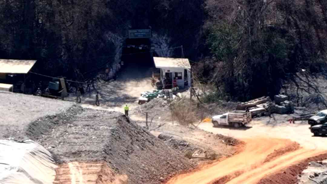 VIDEO: Así se ve desde el aire mina en México donde buscan a tres trabajadores atrapados bajo tierra | ViX