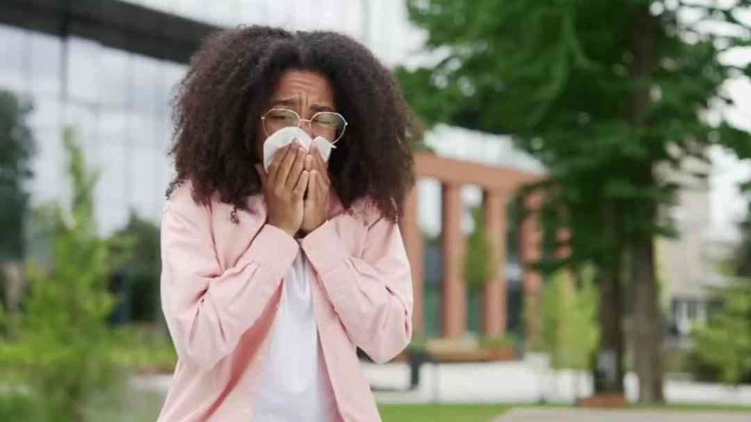 ¿Sufres de alergias esta temporada? Consejos médicos para protegerse esta primavera 2026 | ViX