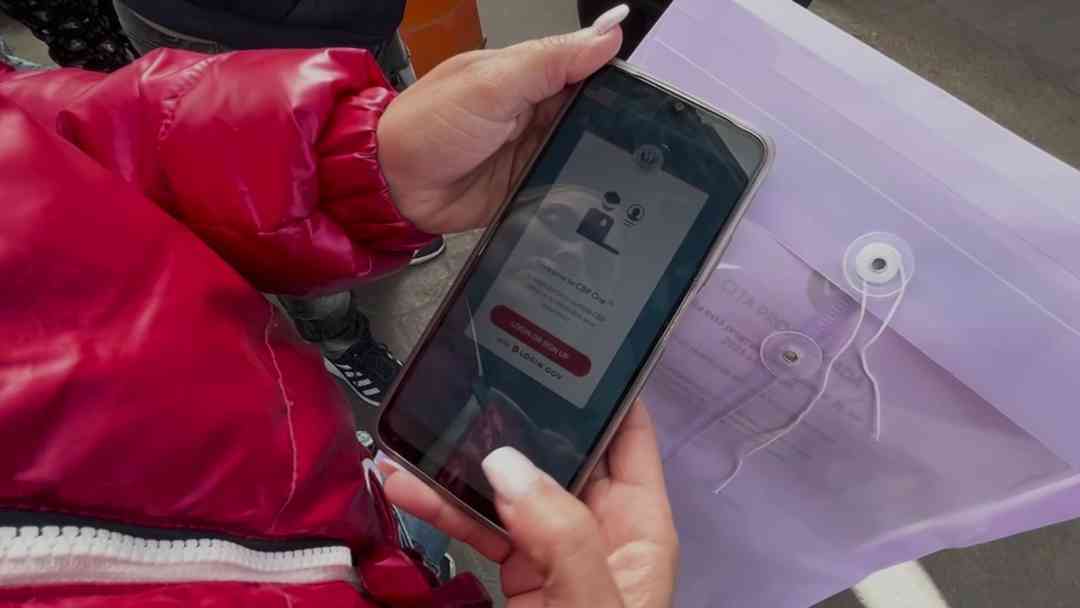 Jueza ordena a Trump restablecer estatus legal a más de 900 mil migrantes | ViX