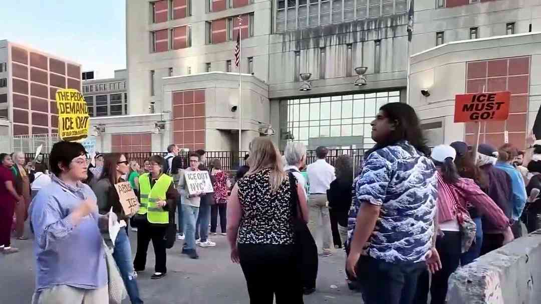Protestan frente al centro de detención en Brooklyn por malas condiciones y abusos | ViX