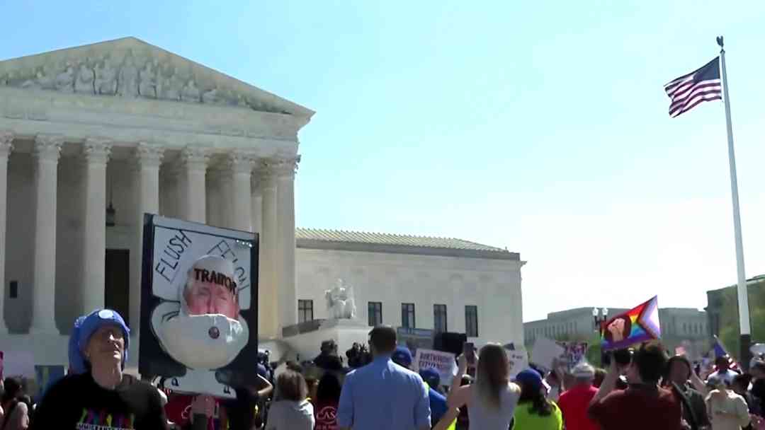 Familias migrantes protestan frente a la Corte Suprema para defender la ciudadanía por nacimiento | ViX