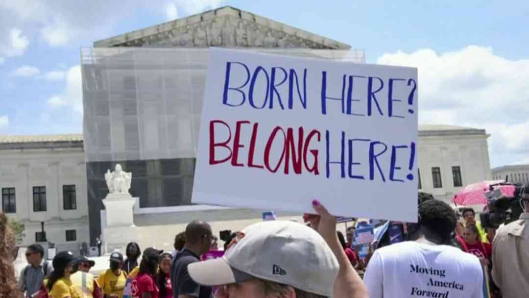 Hablemos de inmigración: Propuesta de cambiar la ciudadanía por nacimiento y la legalidad de cambiar la Constitución | ViX