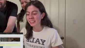 Joven celebra su ingreso a Yale tras ser aceptada en varias universidades
