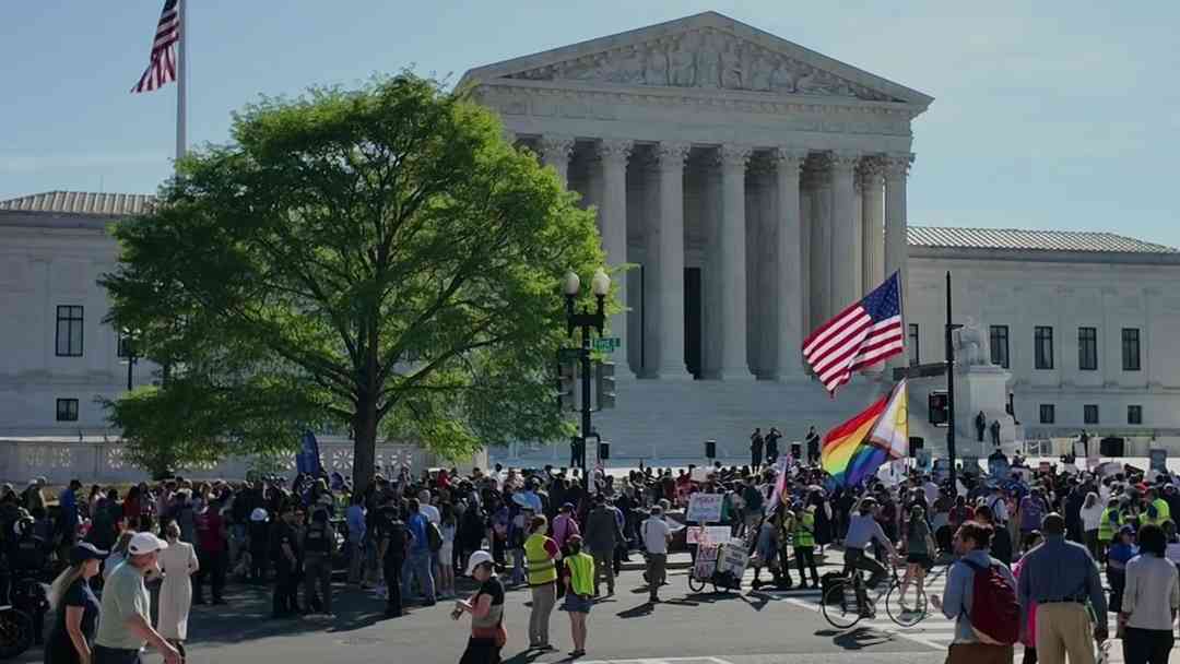 Donald Trump asiste a Suprema Corte y genera debate sobre ciudadanía por nacimiento | ViX