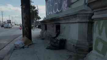 Crisis en Los Ángeles: personas sin hogar sobreviven bajo puentes en condiciones extremas